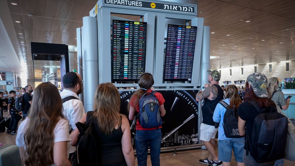אבשלום ששוני/פלאש 90 לוח טיסות, שדה התעופה בן גוריון, ארכיון