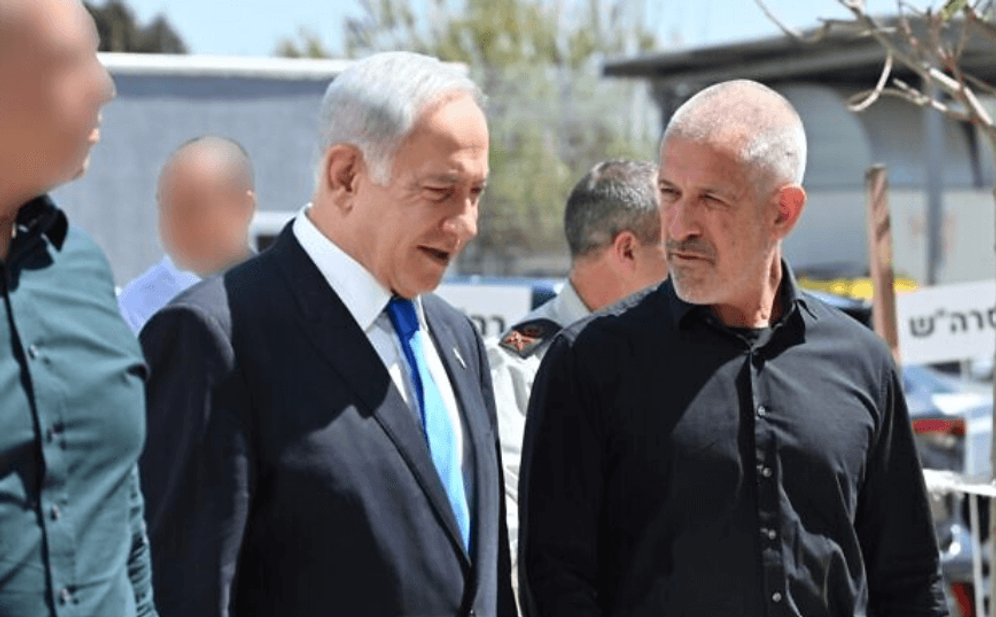 Le Premier ministre Benjamin Netanyahou (à gauche) et le chef du Shin Bet, Ronen Bar, lors d'un toast avant la Pâque, le 4 avril 2023