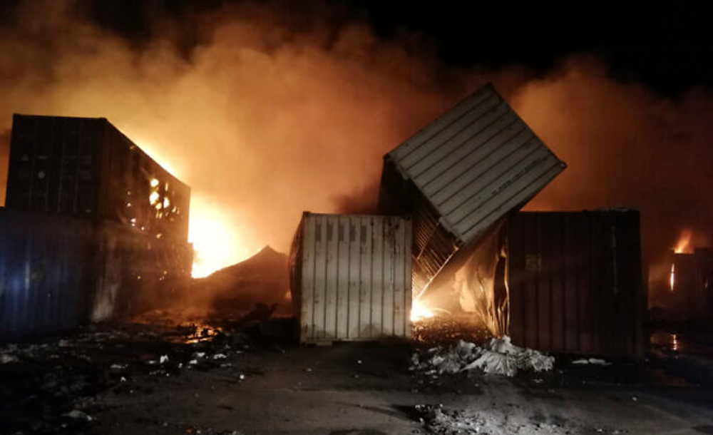 Sur cette photo publiée par l'agence de presse officielle syrienne SANA, des flammes s'élèvent de conteneurs sur les lieux d'une attaque au missile, au port de la ville côtière de Lattaquié, en Syrie, ce mardi 28 décembre 2021.