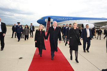 נתניהו ושרה יורדים מהמטוס כנף ציון - ומתקבלים בוושיגנטון בשטיח אדום, 07/04/2025