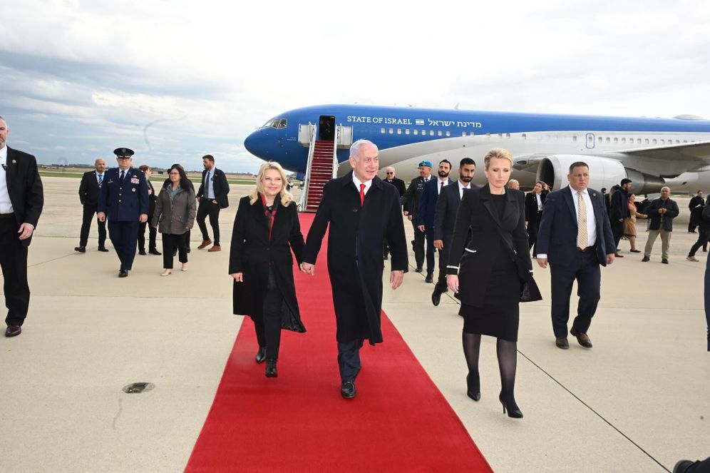 نتنياهو وسارة ينزلان من الطائرة ، أرشيف