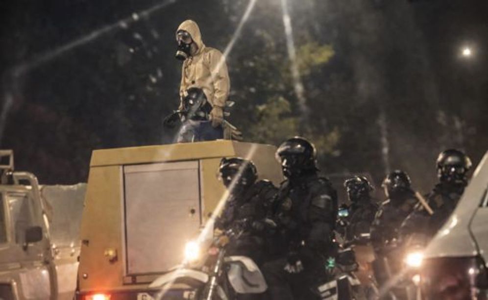 Les forces de l'ordre iraniennes déploient des agents chimiques contre les manifestants 