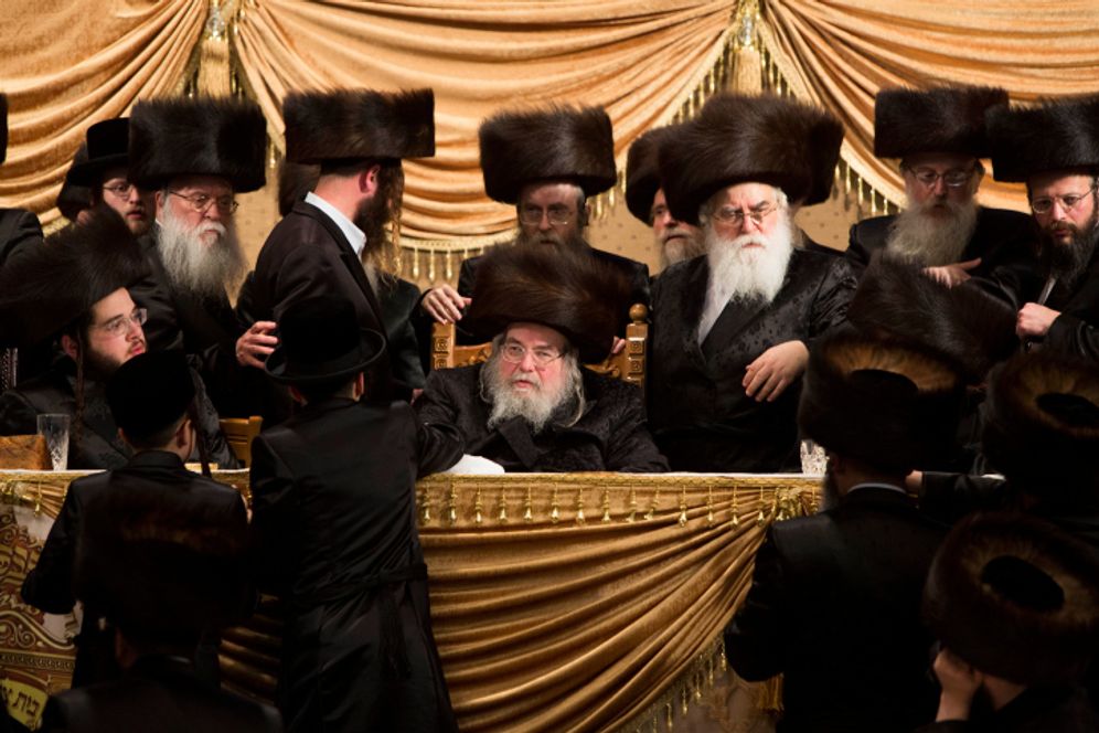 Illustration - Des Juifs hassidiques de Belz portant le shtreimel, chapeau traditionnel