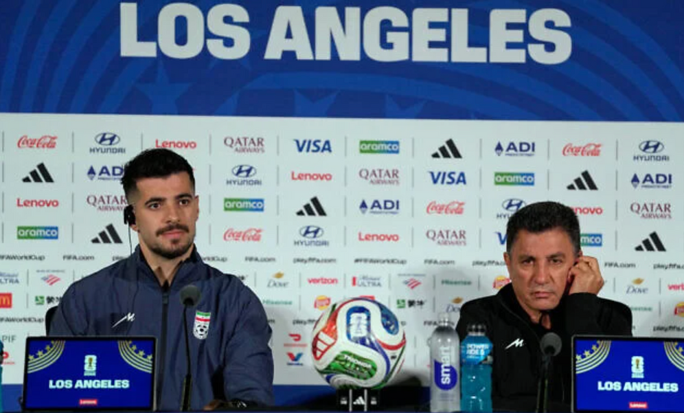 L'entraîneur de l'Iran, Amir Ghalenoei (à droite), et le milieu de terrain Saeid Ezatolahi participent à une conférence de presse avant le match de Coupe du monde de la FIFA opposant l'Iran à la Belgique, à Inglewood, en Californie, près de Los Angeles, le 20 juin 2026. 