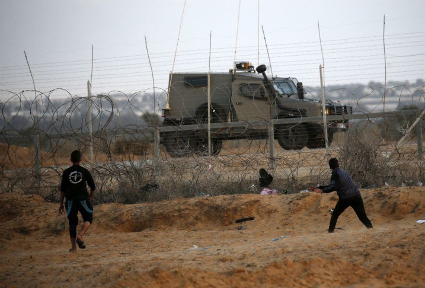 السياج الأمني الفاصل بين إسرائيل غزة يحول دول فتية فلسطينيين ودورية للجيش الإسرائيلي