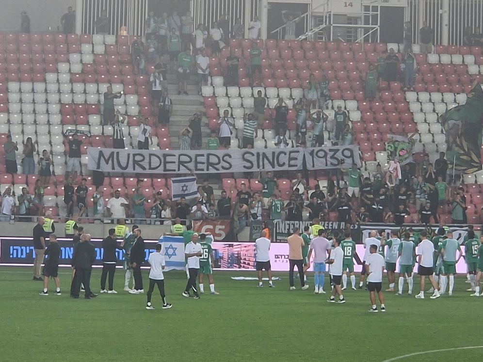 La banderole brandie par les supporters du Maccabi Haïfa en Pologne
