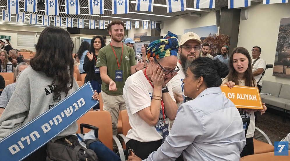 Israel National News / SCREENSHOT Plus de 130 nouveaux immigrants originaires d’Amérique du Nord sont arrivés ce matin en Israël