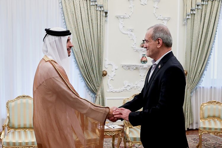 Le président Masoud Pezeshkian accueille le Premier ministre et ministre des Affaires étrangères du Qatar, Cheikh Mohammed ben Abdulrahman Al-Thani, à l’occasion de leur rencontre à Téhéran, en Iran, le jeudi 27 août 2026.