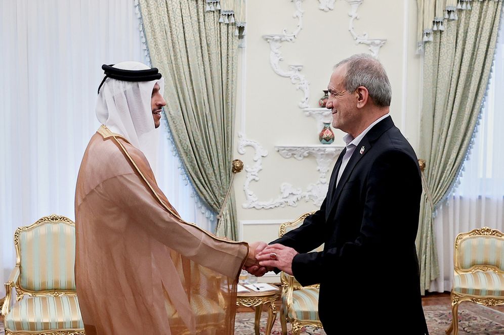 (Bureau de la présidence iranienne via AP) Le président Masoud Pezeshkian accueille le Premier ministre et ministre des Affaires étrangères du Qatar, Cheikh Mohammed ben Abdulrahman Al-Thani, à l’occasion de leur rencontre à Téhéran, en Iran, le jeudi 27 août 2026.