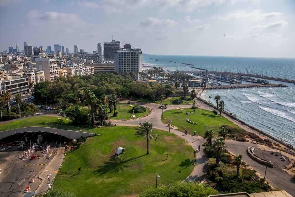 Vue sur la mer et les immeubles à Tel Aviv, le 26 août 2021