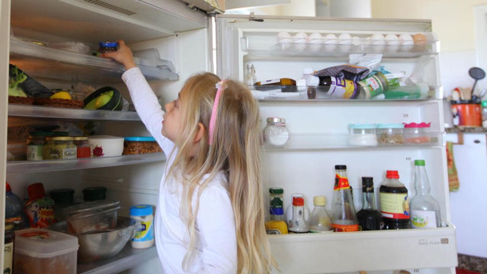 صورة توضيحية لطعام في الثلاجة 