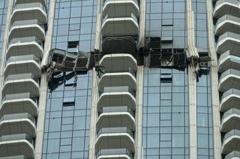 يتفقد العمال الأضرار التي لحقت بفندق "أدريس كريك هاربور" بعد تعرضه لهجوم بطائرة مسيرة خلال الليل في دبي، الإمارات العربية المتحدة، الخميس 12 مارس 2026