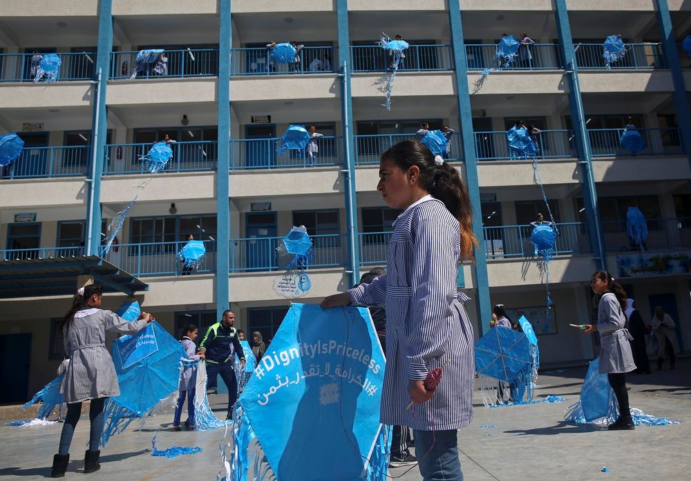 Des écolières réfugiées tiennent des cerfs à l'école pour filles Rimal de l'UNRWA dans la ville de Gaza, lundi 12 mars 2018.