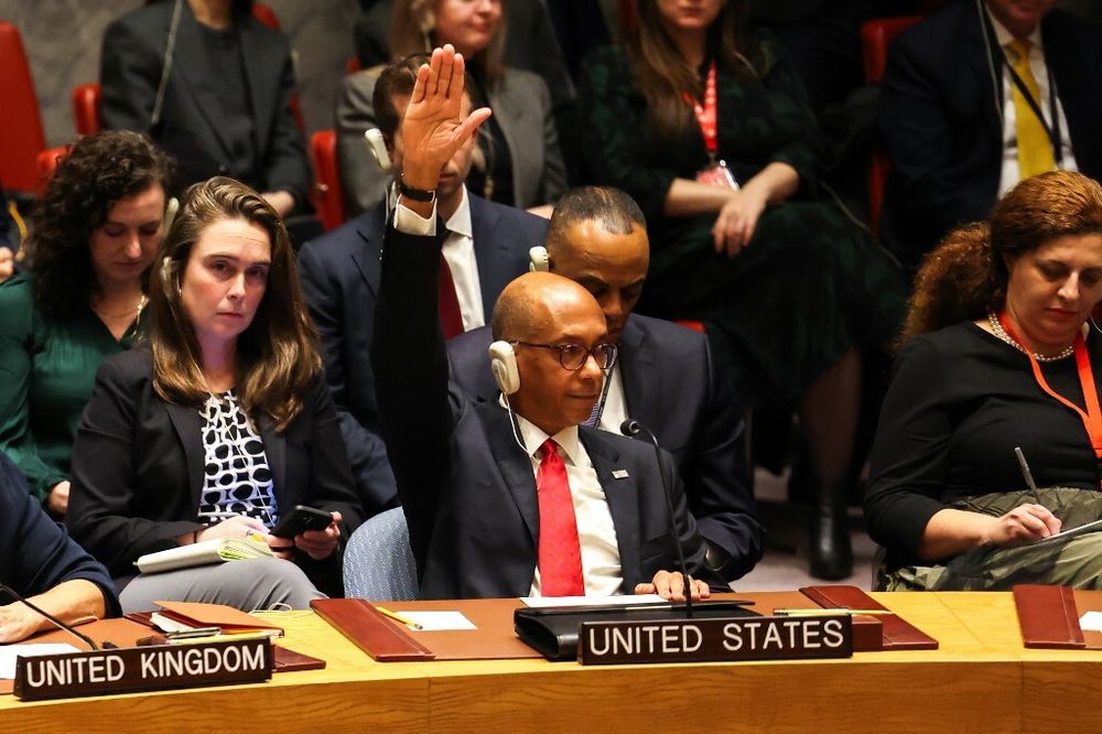L'ambassadeur des États-Unis, représentant suppléant pour les affaires politiques spéciales auprès des Nations Unies, Robert A. Wood, lève la main lors d'une réunion du Conseil de sécurité des Nations Unies sur Gaza, le 8 décembre 2023