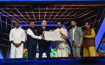 Le cinéaste israélien et président du jury Nadav Lapid, troisième à gauche, honoré par les ministres indiens lors de la cérémonie de clôture du Festival international du film indien à Goa, Inde, le 28 novembre 2022