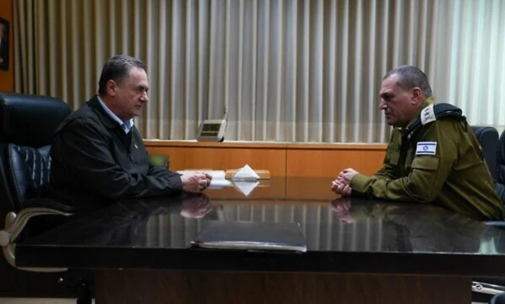 Le ministre de la Défense Israël Katz (à gauche) rencontre le chef d'état-major de l'armée israélienne, le lieutenant-général Eyal Zamir, dans son bureau à Tel Aviv, le 1er février 2026.