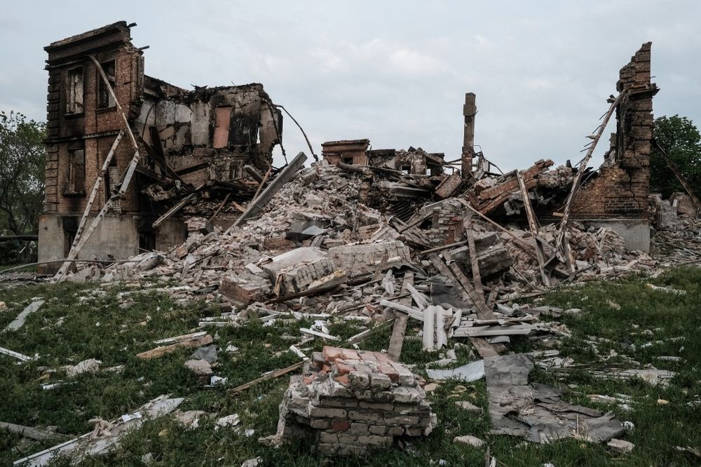 Une école bombardée dans la région du Lougansk en Ukraine, le 13 mai 2022