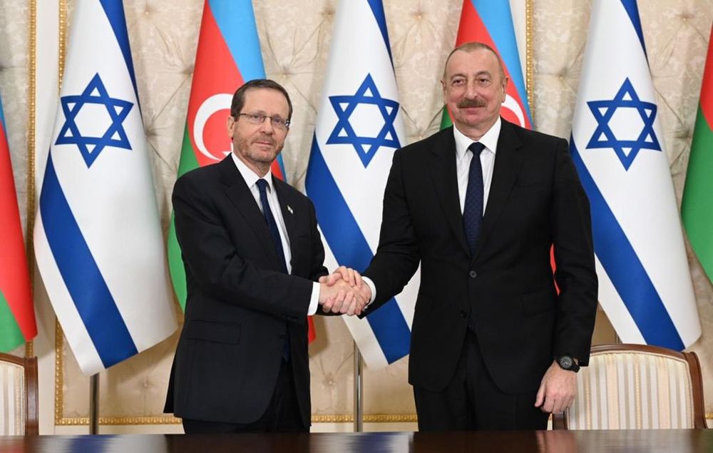 Le président israélien Isaac Herzog et le président de l'Azerbaidjan, Ilham Aliyev à Bakou, le 30 mai 2023