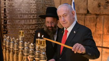 Benjamin Netanyahou allume la 2e bougie de Hanouka avec les soldats de Tsahal au Mur des Lamentations