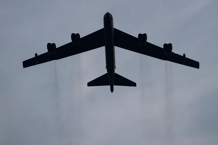 Illustration - Un B-52 Stratofortress effectue un survol lors d'un événement "Salute to America" au-dessus de la Maison Blanche, le 4 juillet 2020, à Washington
