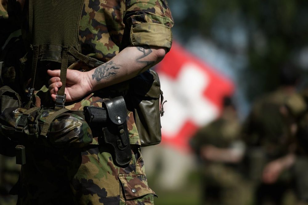 Illustration - Un réserviste de l'armée suisse à Bière, dans l'ouest du pays, le 27 mai 2020.