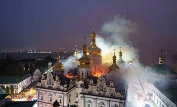 Une attaque russe a frappé Kiev dans la nuit de dimanche à lundi, provoquant un incendie majeur à la cathédrale de la Dormition