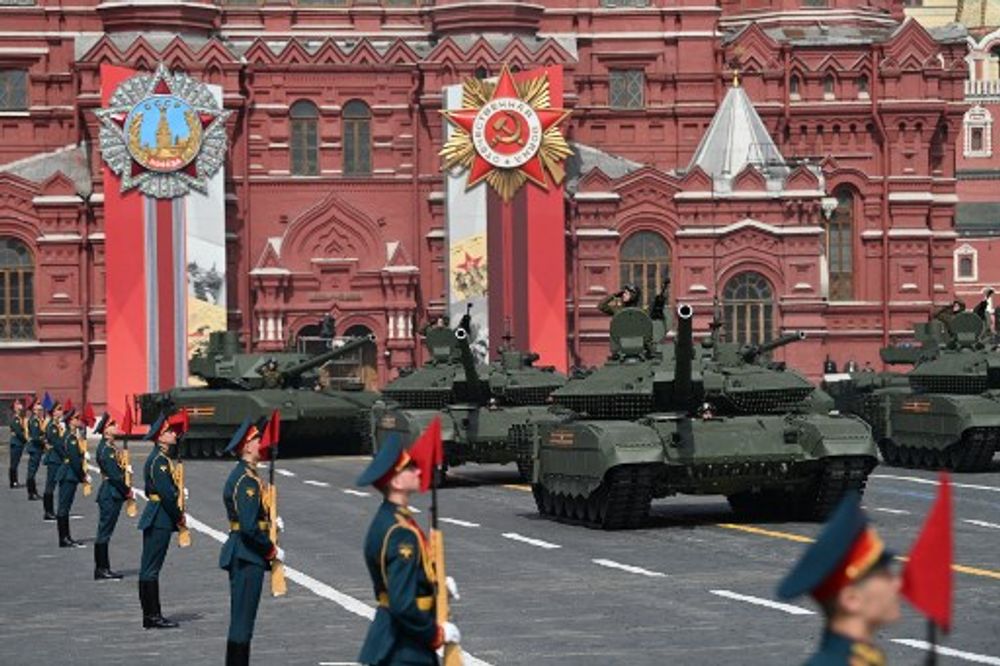 تستعرض الدبابات الروسية T-90M و T-14 Armata في الميدان الأحمر خلال البروفة العامة للعرض العسكري gيوم النصر في موسكو في 7 مايو 2022. تحتفل روسيا بالذكرى الـ 77 لانتصار على ألمانيا النازية في 9 مايو.