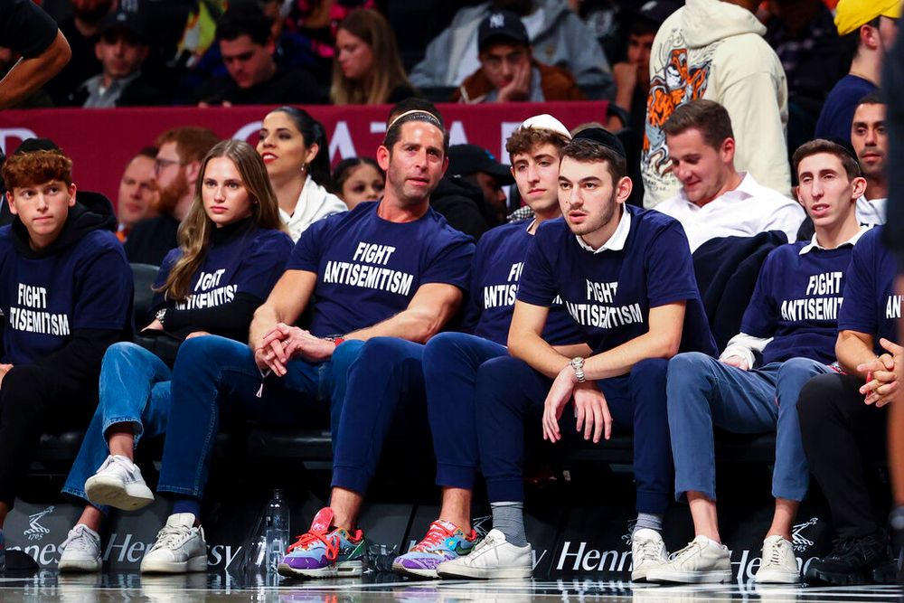 Lounge Kip Boodschapper Fans Wear 'Fight Antisemitism' Shirts At Kyrie Irving Game - I24NEWS