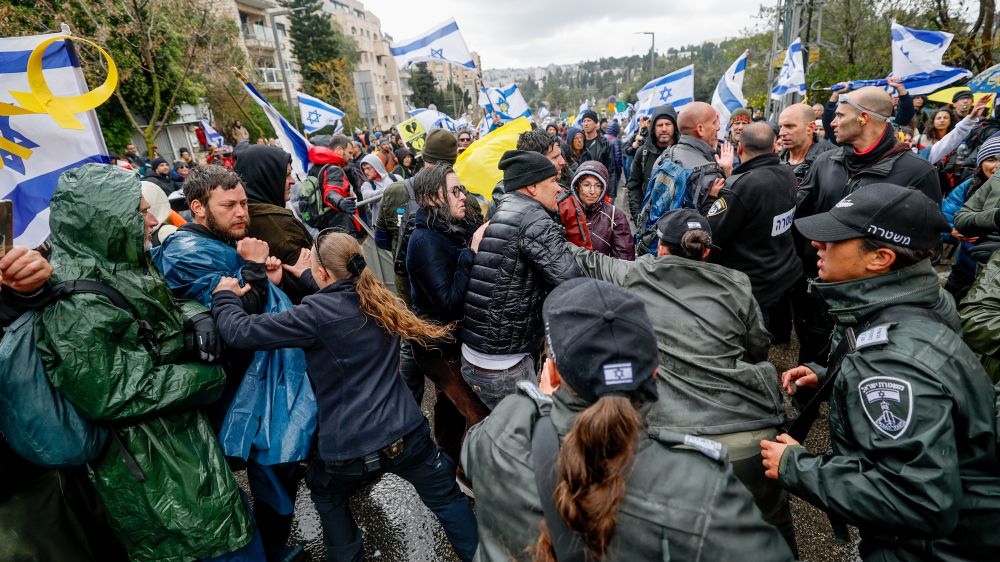 Policiais e manifestantes entram em confronto em frente à residência do primeiro-ministro Benjamin Netanyahu em Jerusalém