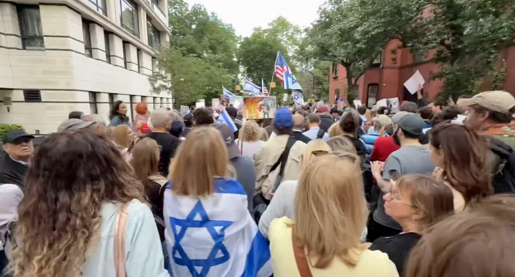 New York : des centaines de manifestants devant la résidence de Zohran Mamdani
