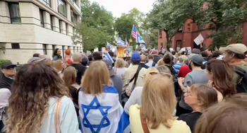 Des groupes juifs ont organisé un rassemblement devant la résidence du maire de New York, dénonçant son attitude face à la montée de l’extrémisme anti-israélien.
