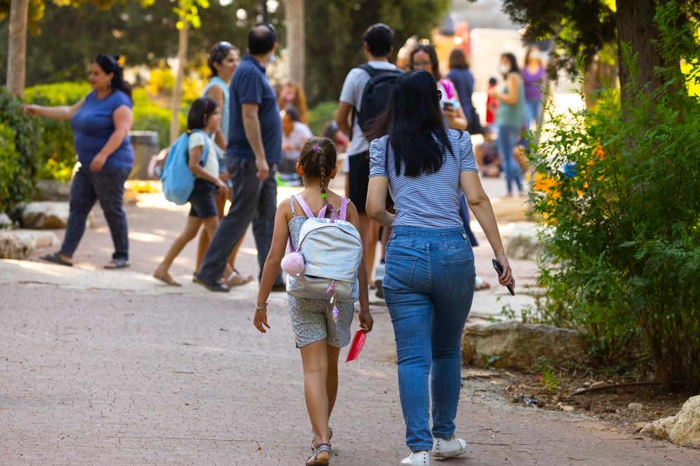 Olivier Fitoussi/Flash90 Illustration - Des enfants israéliens se rendent à l'école Cramim à Jérusalem au premier jour de la rentrée scolaire, le 1er septembre 2021
