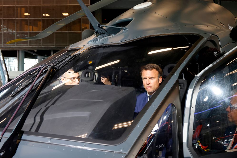 נשיא צרפת עמנואל מקרון יושב על מושב הטייס של מסוק איירבוס H160M ביריד ההגנה והביטחון היבשתי והאווירי, פריז, ארכיון