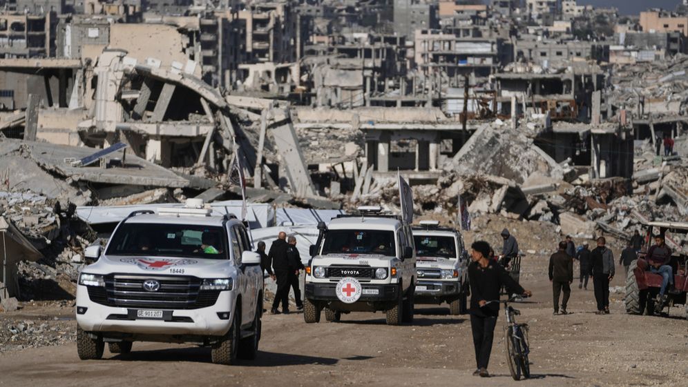 רכבי הצלב האדום בדרכם לנקודת החבירה עם חמאס