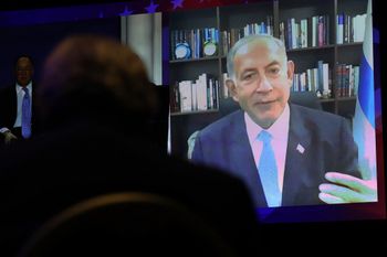 Benjamin Netanyahou s'adresse par liaison vidéo aux invités participant à la réunion annuelle des dirigeants de la Coalition juive républicaine le 19 novembre 2022 à Las Vegas.