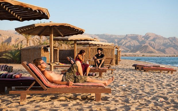 Les Israéliens profitent de la plage de Paradis Sweir, une station balnéaire du désert située au bord de la mer Rouge, en Égypte, pendant la fête juive de Souccot, le 15 octobre 2016 - Image d'illustration