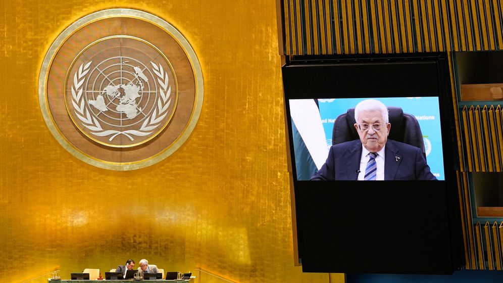 AP Photo/Seth Wenig Le président palestinien Mahmoud Abbas s'exprime par le biais d'une vidéo préenregistrée après s'être vu refuser un visa pour assister en personne à la 81e session de l'Assemblée générale des Nations Unies à New York, le 24.09.2026