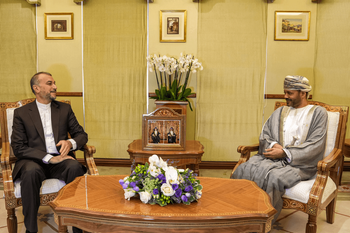 Cette photo fournie par le ministère iranien des affaires étrangères le 21 juin 2023 montre le ministre iranien des Affaires étrangères Hossein Amir-Abdollahian (à gauche) reçu par son homologue d'Oman Sayyid Badr al-Busaidi à Mascate le 21 juin 2023.