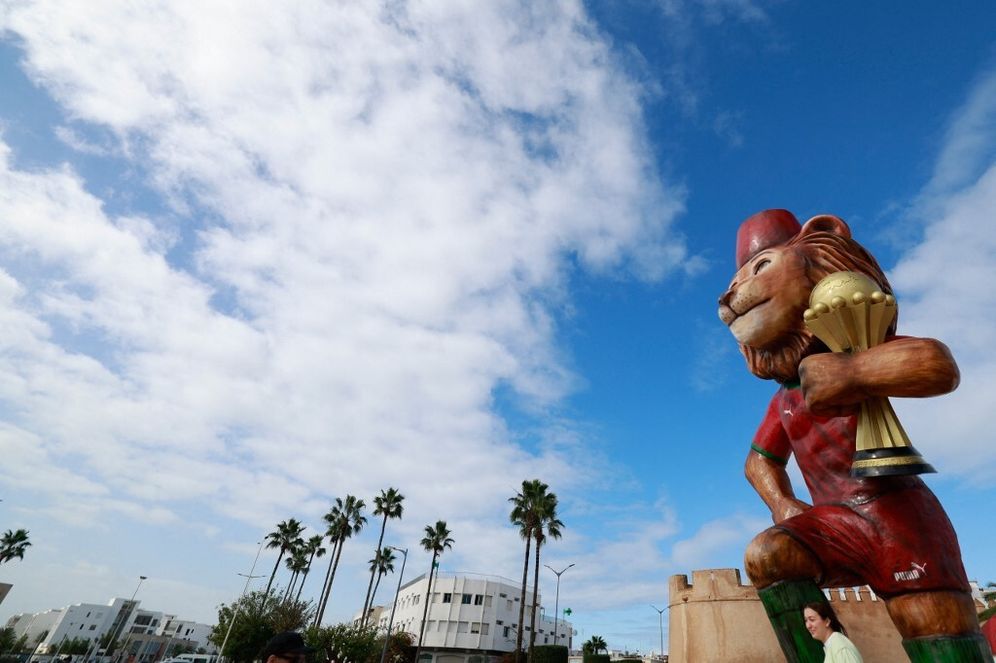 التميمة الرسمية للبطولة، "أسد"، في صورة التُقطت في الرباط، المغرب، بتاريخ 20 ديسمبر 2025، قبل انطلاق بطولة كأس الأمم الأفريقية لكرة القدم