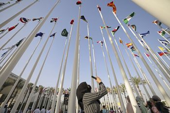امرأة تصور الأعلام العربية والأجنبية في دبي في الامارات العربية المتحدة
