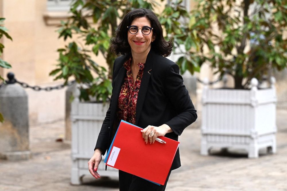 La nouvelle ministre française de la Culture, Rima Abdul-Malak, devant l'hôtel Matignon le 27 mai 2022