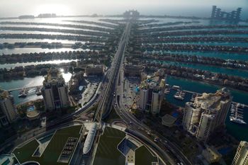 تمتد سعف أرخبيل نخلة جميرا الاصطناعي عبر الخليج العربي في دبي، الإمارات العربية المتحدة، يوم الاثنين 19 يوليو 2021.