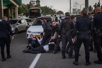 מפגינים חרדים חוסמים את כביש 4 בהפגנה נגד חוק הגיוס