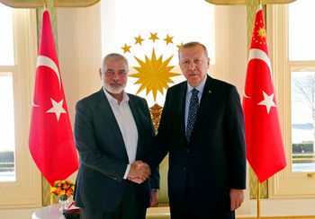 Le président turc Recep Tayyip Erdogan, à droite, serre la main du chef du mouvement Hamas, Ismail Haniyeh