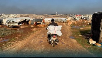 عائلات تقطن في مخيمات في ريف ادلب