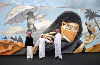 يقف صبية إماراتيون أمام جدارية تحمل عنوان "رحلتنا"، والتي تم اعتمادها من قبل الحكومة، بمناسبة اليوم الوطني الثالث والأربعين لدولة الإمارات العربية المتحدة، في دبي، الإمارات العربية المتحدة، يوم الاثنين 1 ديسمبر 2014.