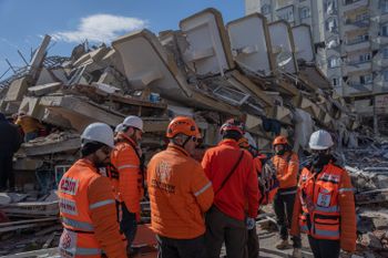 Des membres de l'organisation de services médicaux d'urgence United Hatzalah devant un bâtiment qui s'est effondré à Kahramanmaras, en Turquie, le 8 février 2023