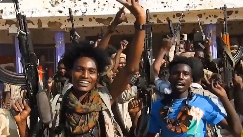 أفراد من ميليشيا قوات الرد السريع أثناء الاستيلاء على مدينة دارفور