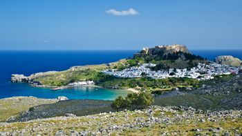 Jebulon, via Wikimedia Commons منظر للأكروبوليس في رودس، اليونان
