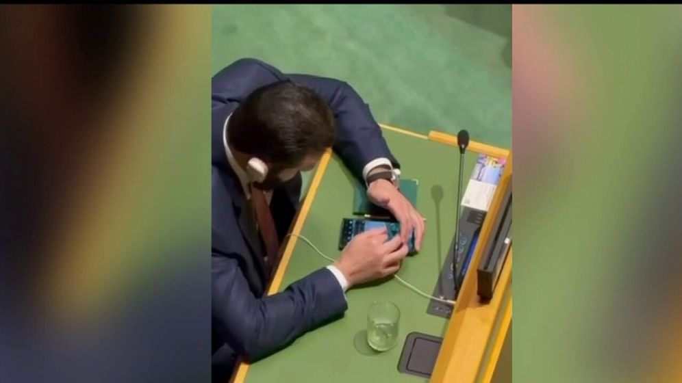 BALIG SALADIN / i24NEWS توثيق خاص : الشرع منشغل بهاتفه أثناء كلمة الرئيس اردوغان